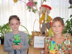 Школьники мастерили декоративную игольницу-кактус