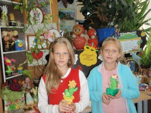 Школьники мастерили декоративную игольницу-кактус